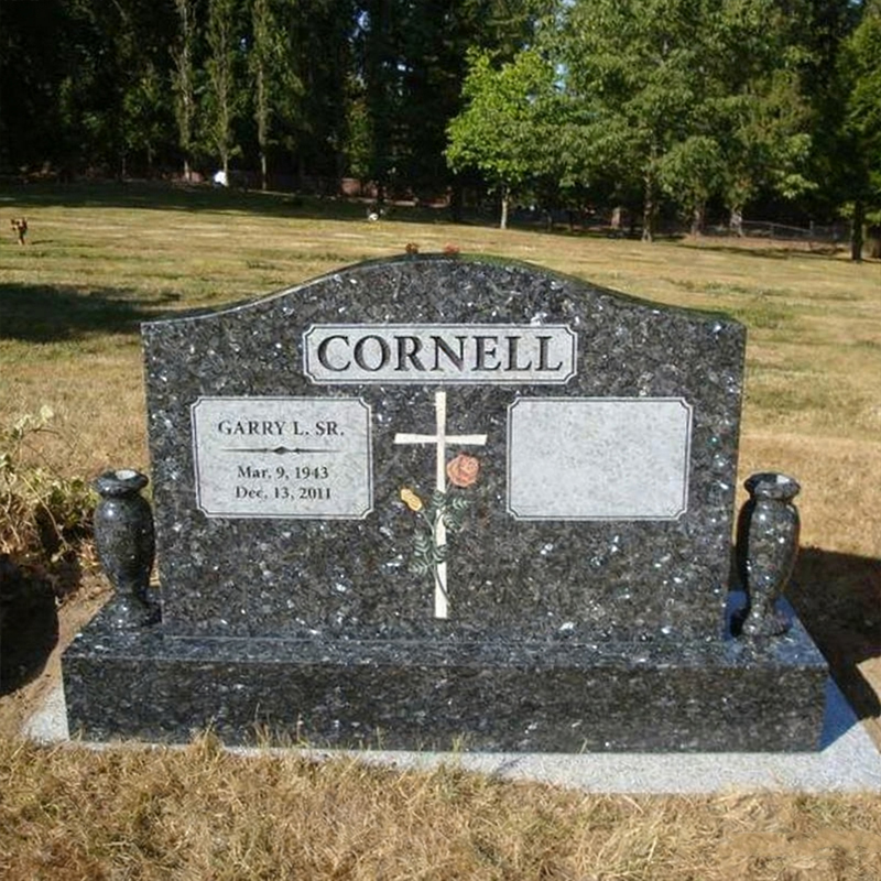 Batu Nisan Pengiring Granit Corak Mawar Silang